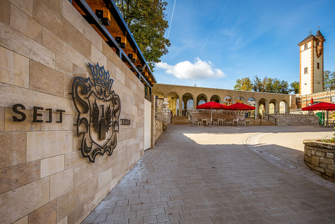 Eingangsbereich Rotkäppchen Erlebniswelt, Pavillon und historische Sektkellerei. | Where history bubbles: The Rotkäppchen Experience in Freyburg
