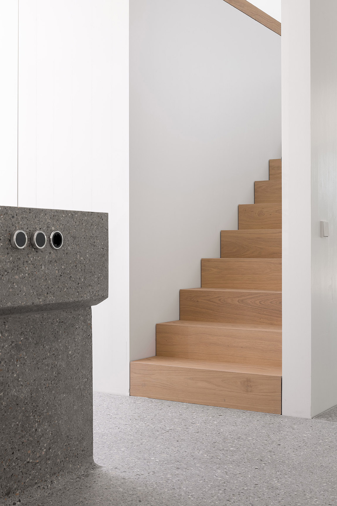 Haus am See, Treppendetail und Küchenblock aus Terrazzo. Foto: Florian Holzherr | Appels Architekten Robust, zeitlos, schön