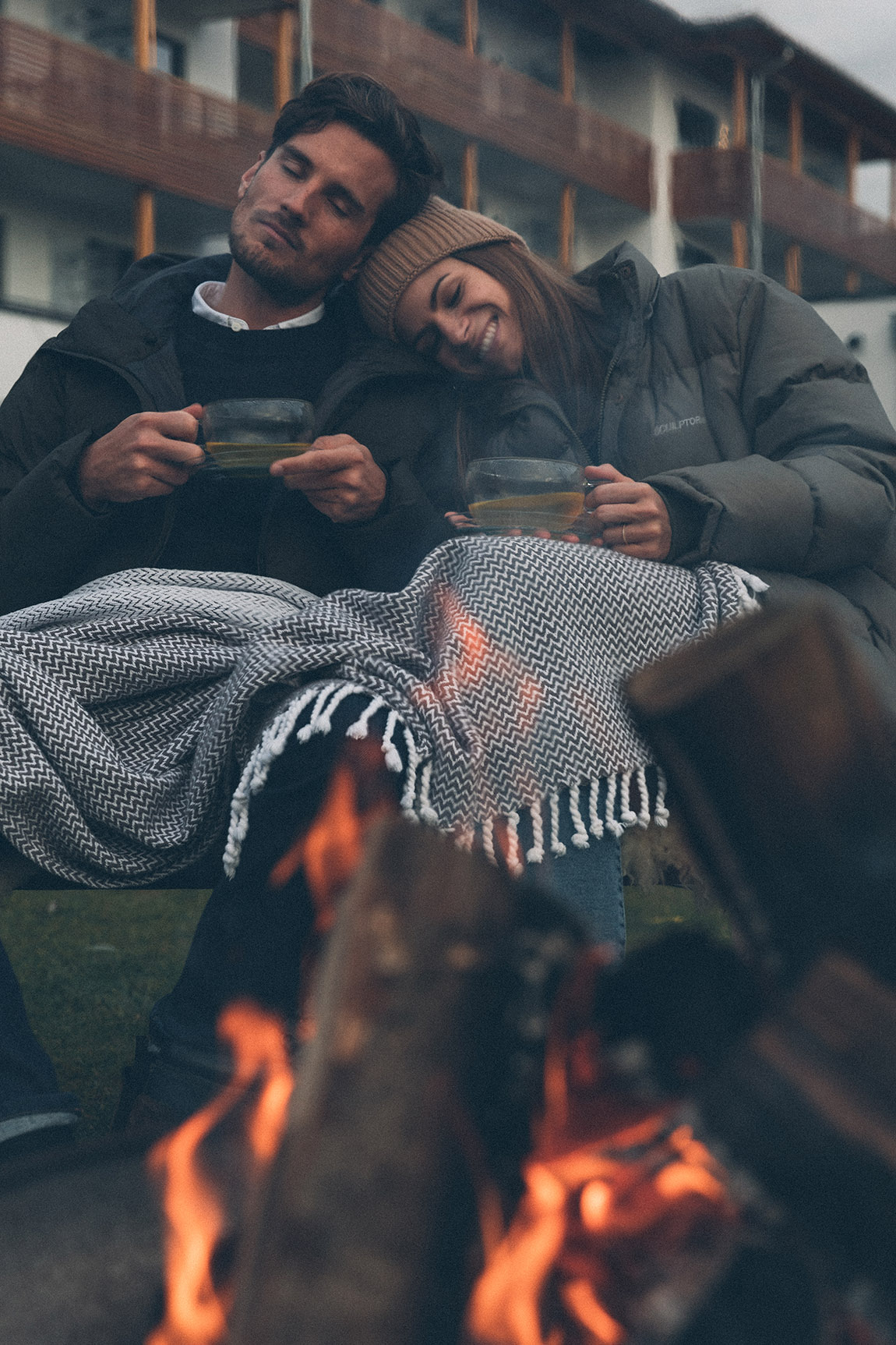 Kuschelige Momente beim Lagerfeuer im Garten. | Hotel Eibl-Brunner: Herbstzauber im Bayerischen Wald