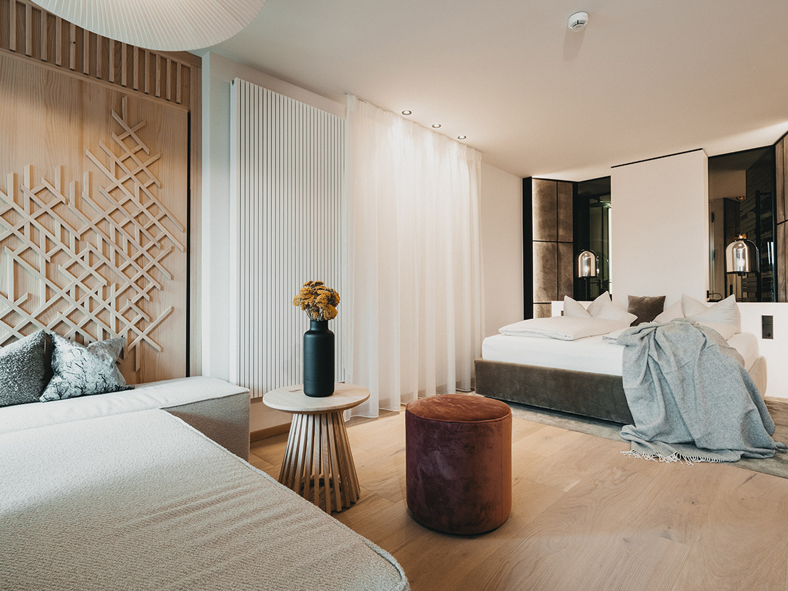 WALD Lounge – Hotelzimmer. | Hotel Eibl-Brunner: Herbstzauber im Bayerischen Wald