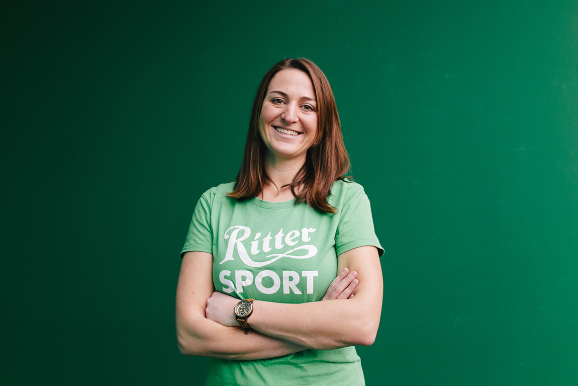 Lydia Frech betreut bei Ritter die Kakaoprogramme mit Bäuerinnen und Bauern in Westafrika und Lateinamerika. | Ritter Sport: Sustainable cocoa cultivation – With fairness, trust and respect