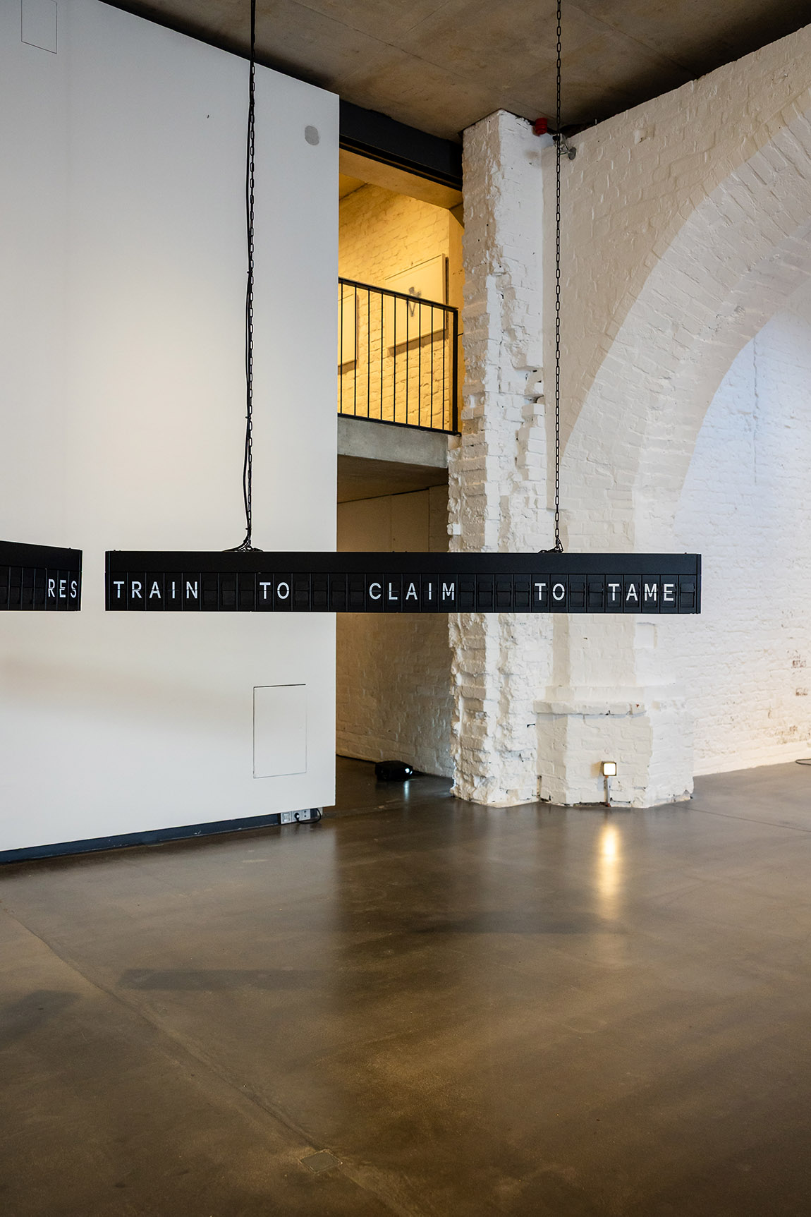 StillTheyKnowNotWhatIDream 2021 Fallblattanzeige, 35 min. (Loop), 2 Teile: 23 x 237 x 12.5 cm jeweils | Possehl Prize for International Art 2025 Shilpa Gupta in Lübeck: art across borders