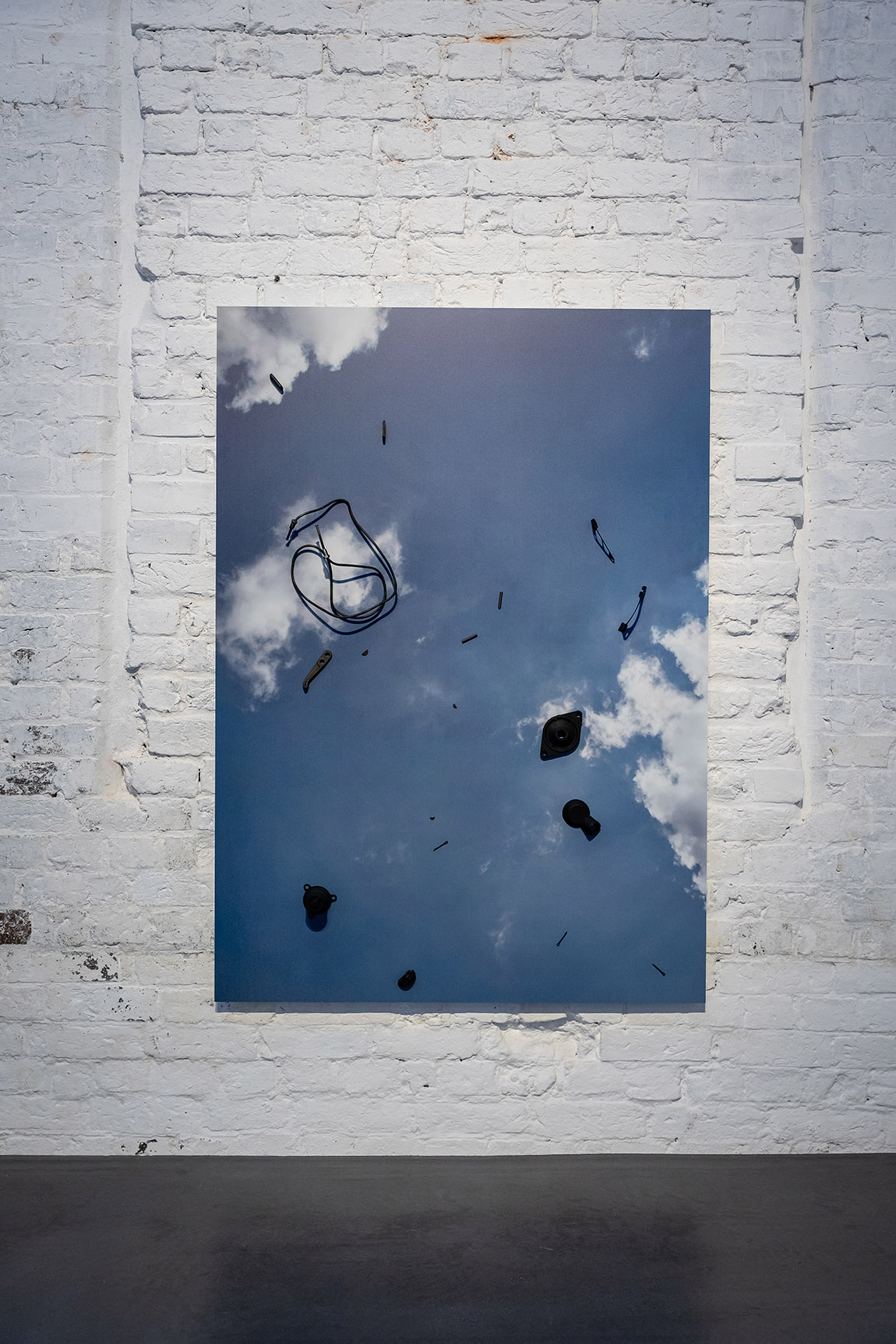 Unnoticed 2012 StillTheyKnowNotWhatIDream 2021 Fallblattanzeige, 35 min. (Loop), 2 Teile: 23 x 237 x 12.5 cm jeweils C-Abzüge von Fotografien, die an der Grenze zwischen Indien und Bangladesch aufgenommen wurden, Motorteile aus dem informellen Handel jeweils 172 x 122 x 8 cm | Possehl Prize for International Art 2025 Shilpa Gupta in Lübeck: art across borders