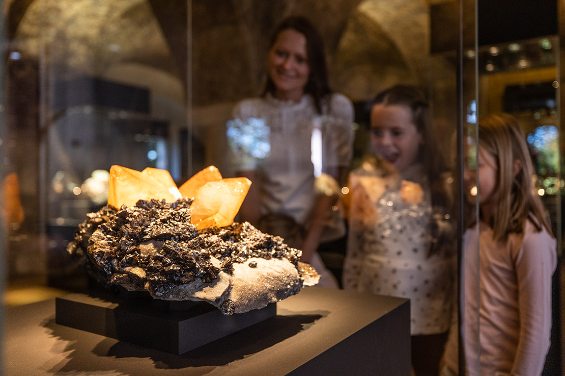 Glitzernd, glänzend, galaktisch: Die schönste Mineralienschau der Welt terra mineralia. | Silberstadt Freiberg – Von Bergparade bis Räuchermännchen
