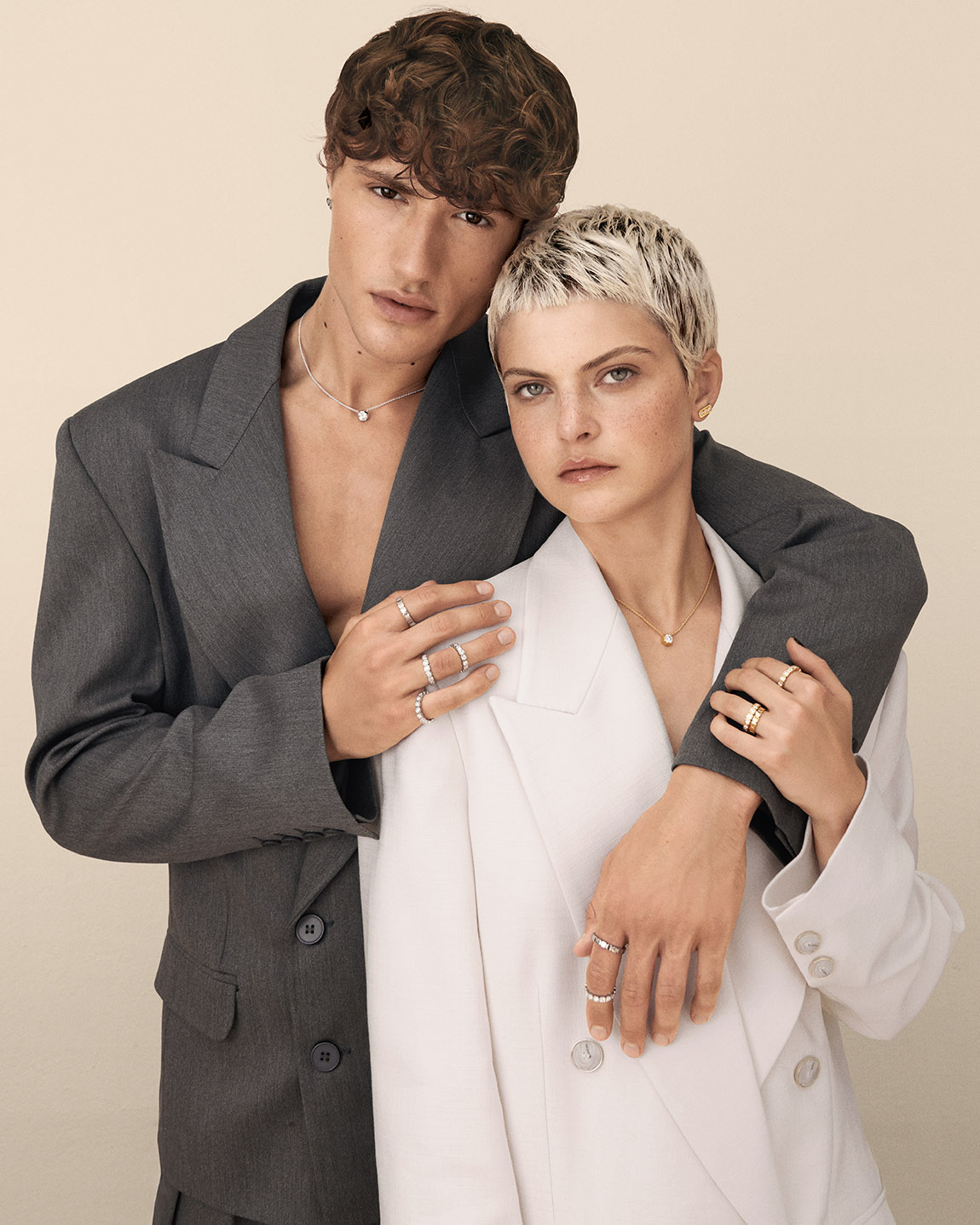 ‚All Gens‘ ist mehr als eine Kollektion: Sie ist ein ästhetisches Statement für alle Generationen und Genderidentitäten. Die klaren Designs und nachhaltigen Materialien stehen für mehr Vielfalt. | Nevermined & mandana: Luxury reimagined