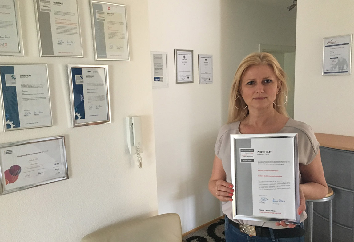 Geschäftsführerin Martina Schwandt vor der Award-Wall mit einer erneuten Auszeichnung.
