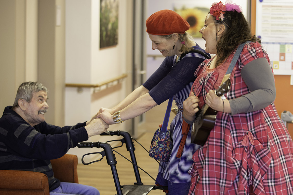 Klinikclowns bringen bunte Momente. Foto: Diakonie Michaelshoven | Klinikclowns bringen Nähe. Foto: Sebastian Höhn