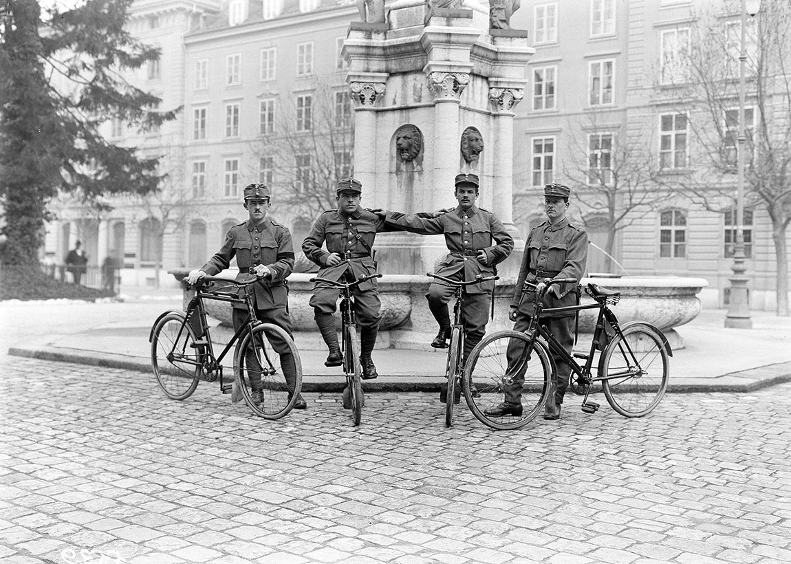 Swiss cycle soldiers