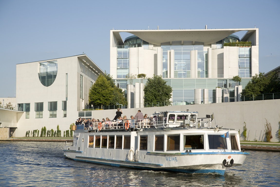 Boat cruise, Berlin government district: Federal Chancellery. Photo: visitberlin, Pierre Adenis | Cornelia Brelowski: Berlin in April – waterways, unlimited