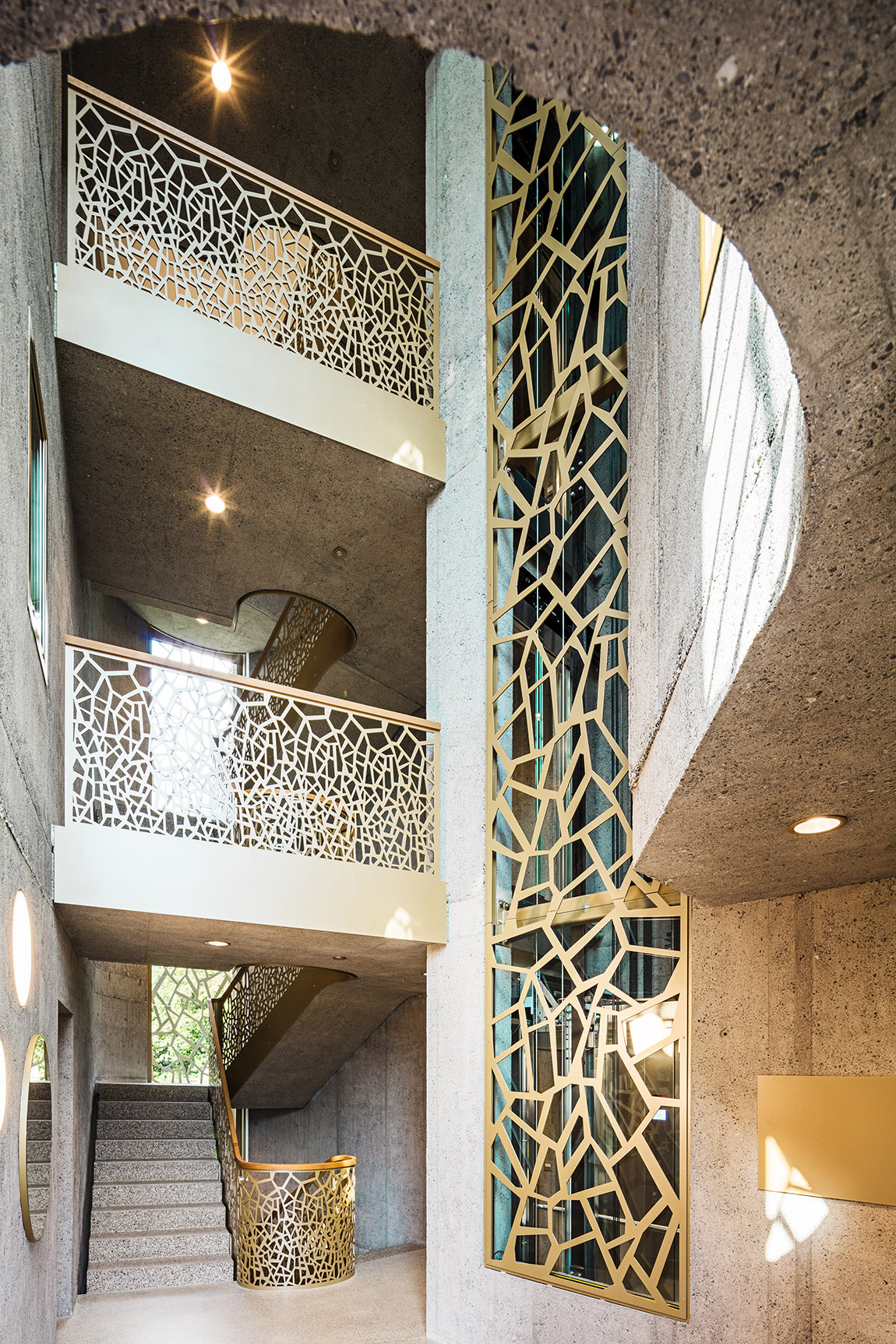 Haupttreppenhaus aus sandgestrahltem Sichtbeton und perforiertem Stahlgeländer. Foto: PREFA / Croce & Wir | TOWNSET – empathy as a benchmark