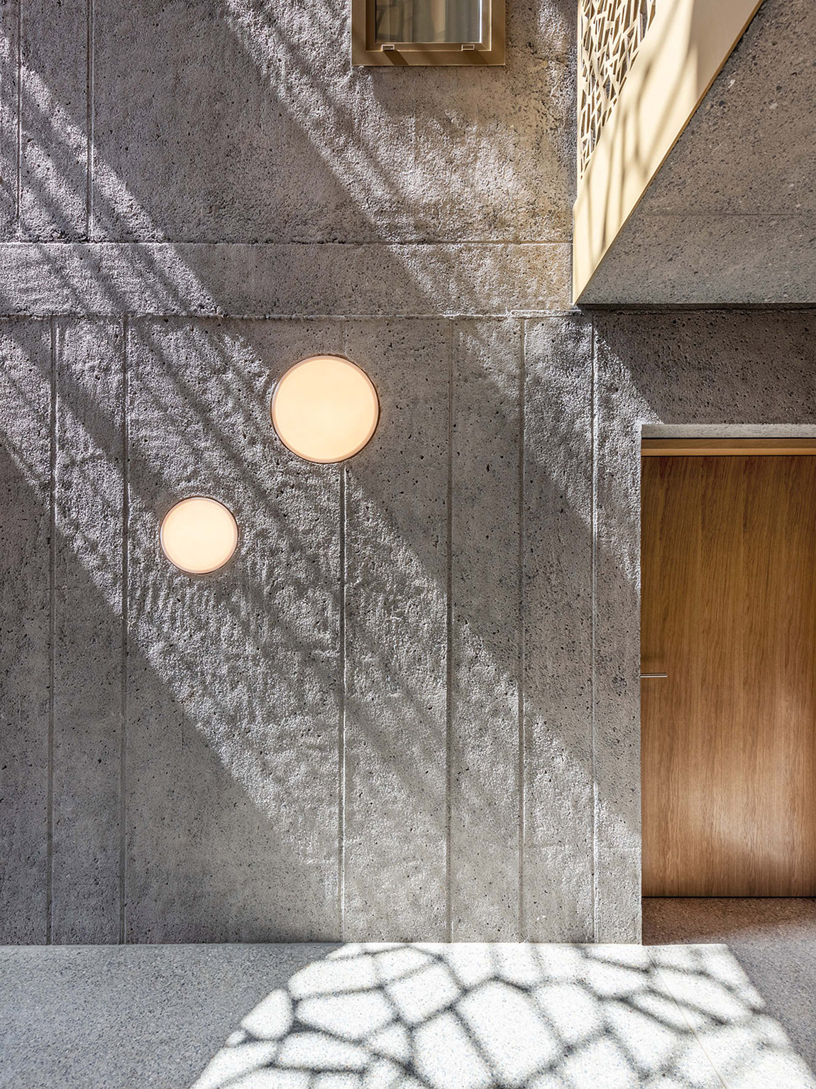 Haupttreppenhaus: sandgestrahlte Wandoberfläche und Licht-Schattenspiel. Foto: Tom Licht Photography | TOWNSET – empathy as a benchmark