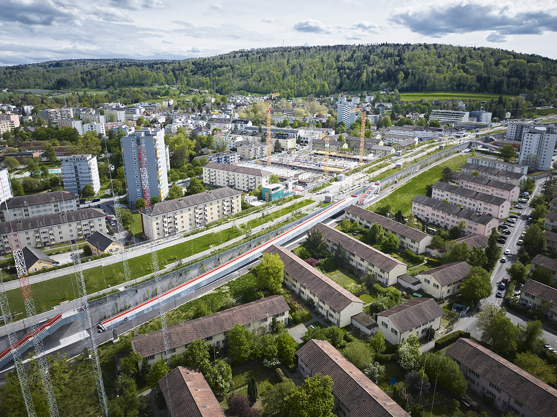  The new Ueberlandpark connects the two Zurich districts of Saatlen and Schwamendingen, which were separated by the highway in 1980. 
