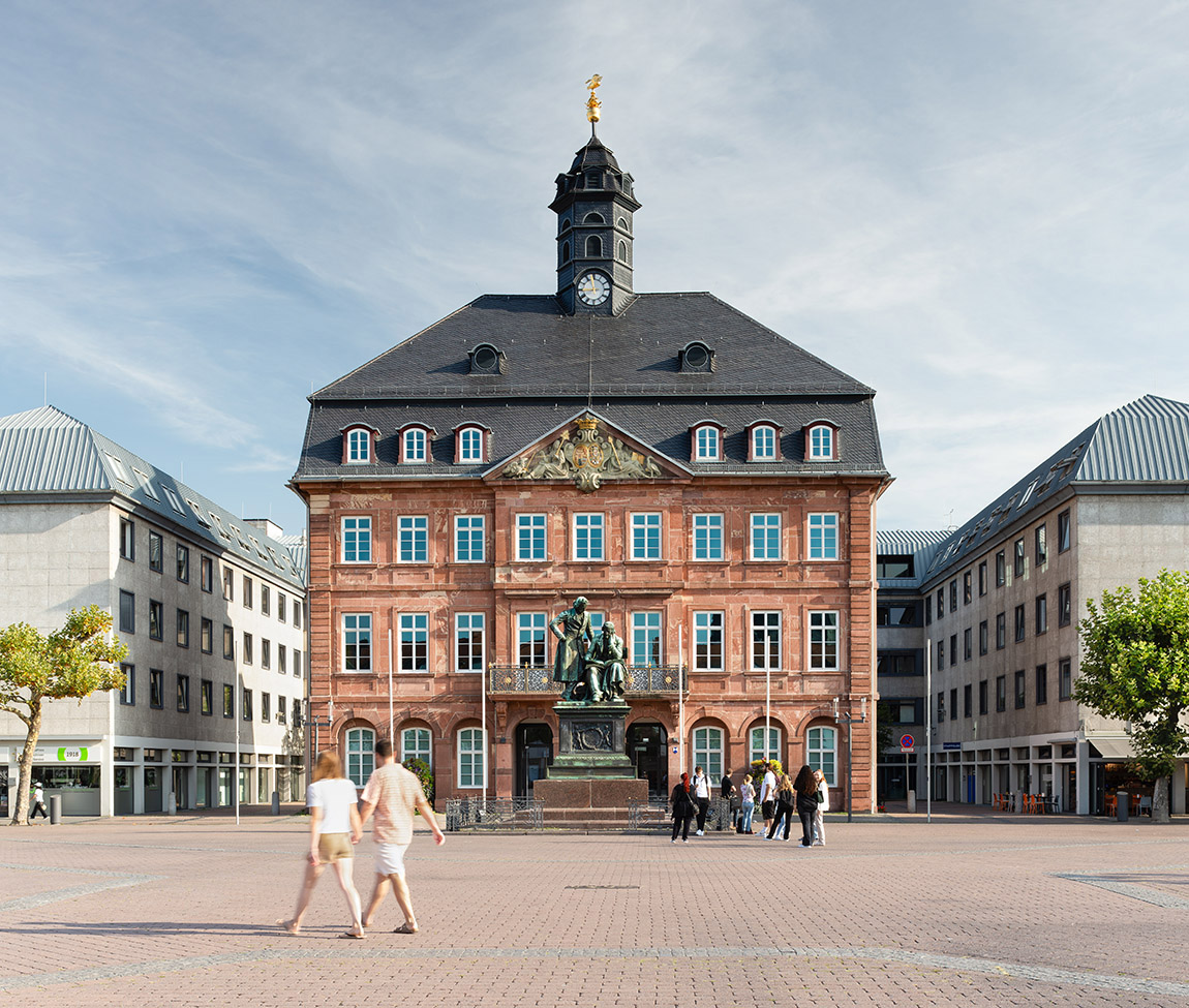 Market place in Hanau with the Brothers Grimm Monument. Photo: German National Tourist Board, Francesco Carovillano
