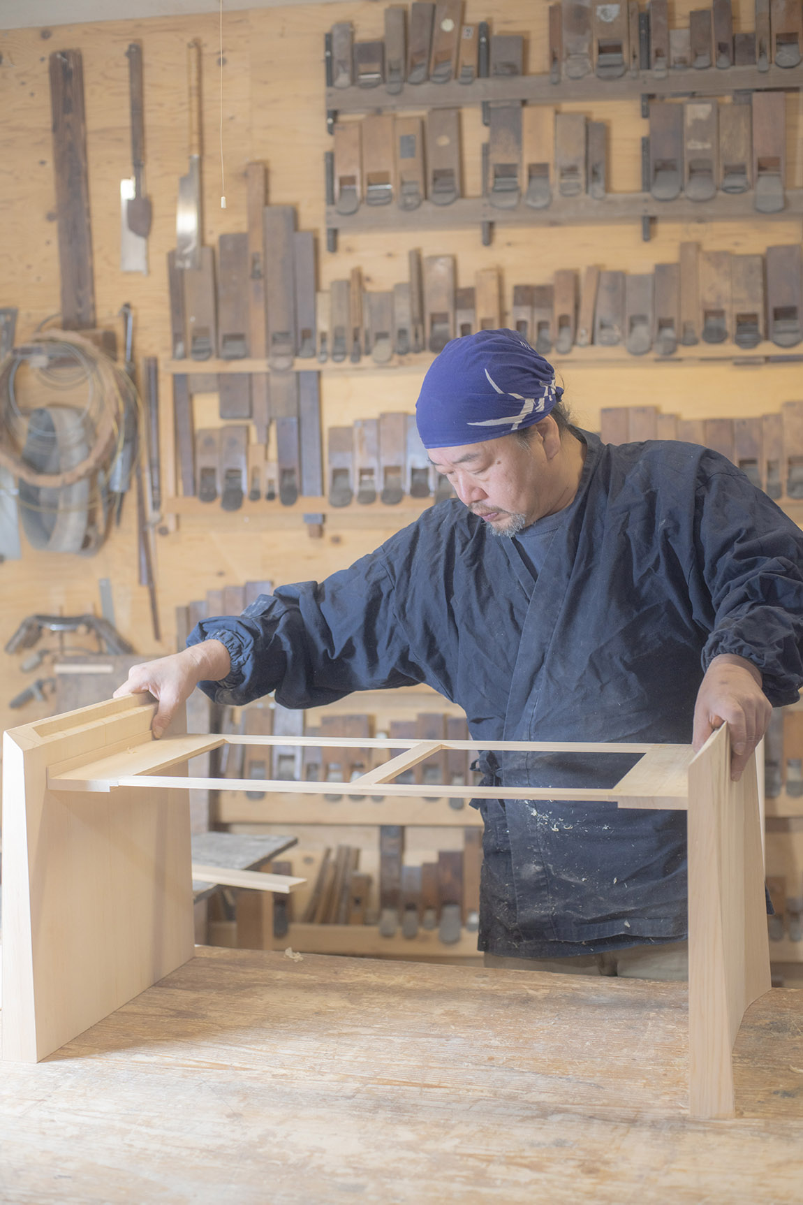 Shuji Nakagawa crafting the low table. Photo: Rinko Kawauchi | Hosoya Schaefer Architects