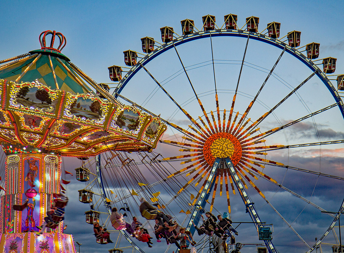 Photo: © München Tourismus, Werner Boehm | Eine Fahrt auf dem Riesenrad oder auf dem Kettenkarussell bei Sonnenuntergang genießen. Enjoy a ride on the ferris wheel or on the chain carousel at sunset.