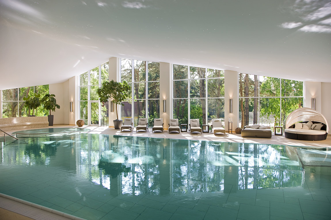 Der Indoor-Pool. | Strandhotel Fischland: Urlaub an der Ostsee – mit Weit-, Wald- und Meerblick