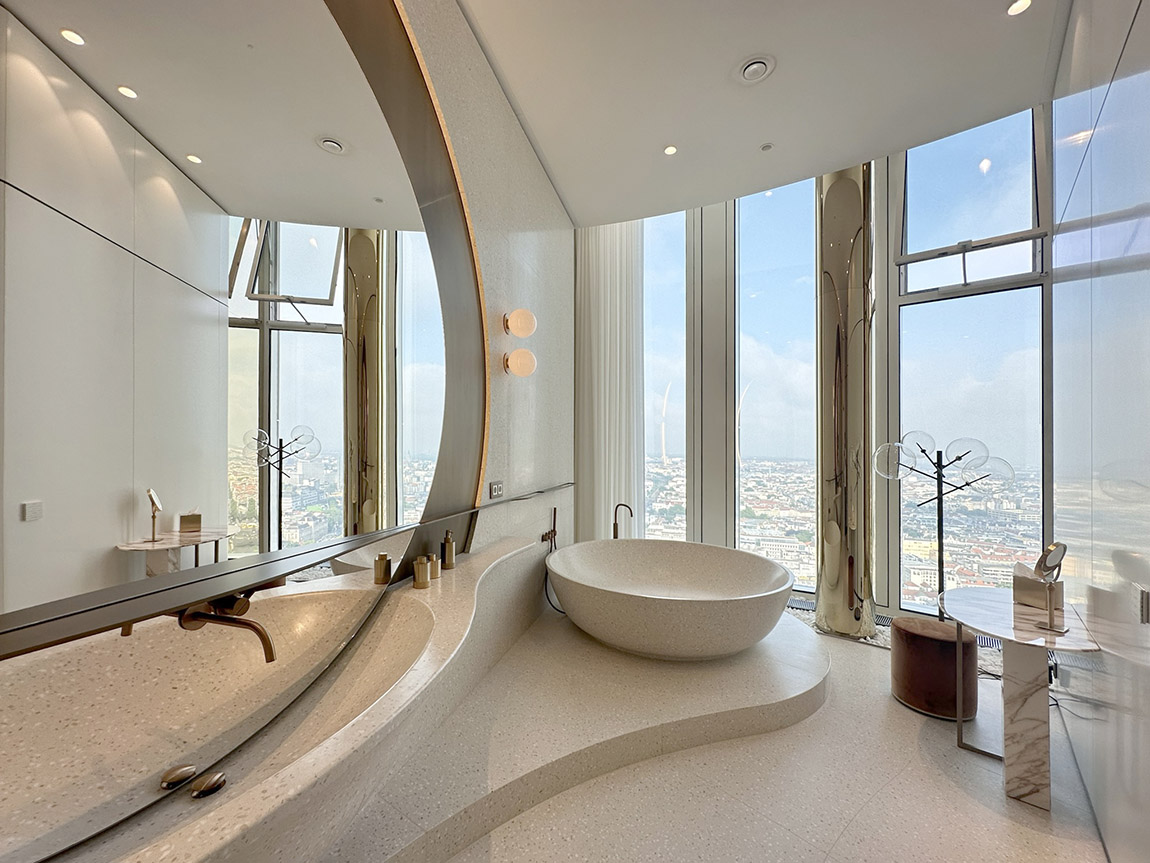  Die Badewanne im Masterbad wurde aus einem ganzen Marmorblock gefräst. Foto: OOW we design architecture | OOW: Giving space to beauty