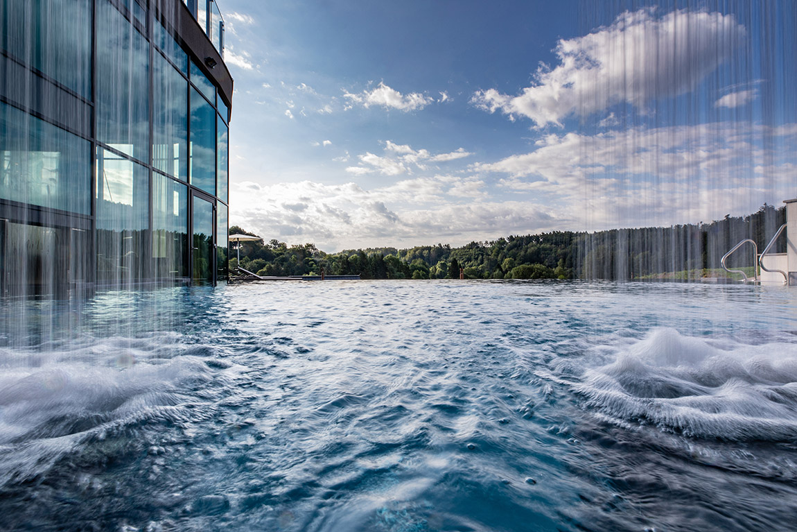 Infinity pool Sprudelwoog. | Pfalzblick Wald Spa Resort - Wellness oasis in the heart of the Palatinate Forest