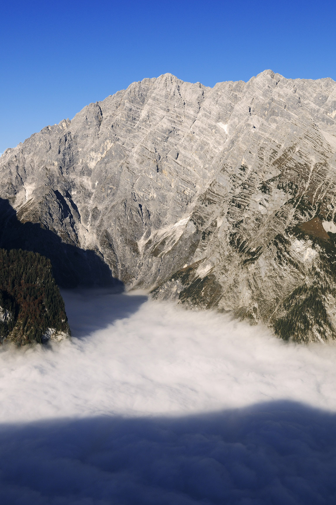 View from the Feuerpalven onto the Watzmann's east face – below the fog bath over Lake Königssee.