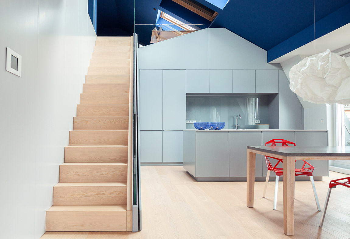 Altbau, neu interpretiert: Entstanden ist ein offener Wohnbereich mit eleganter Wohnküche und Maisonette Geschoss. Foto: OOW we design architecture | OOW: Giving space to beauty
