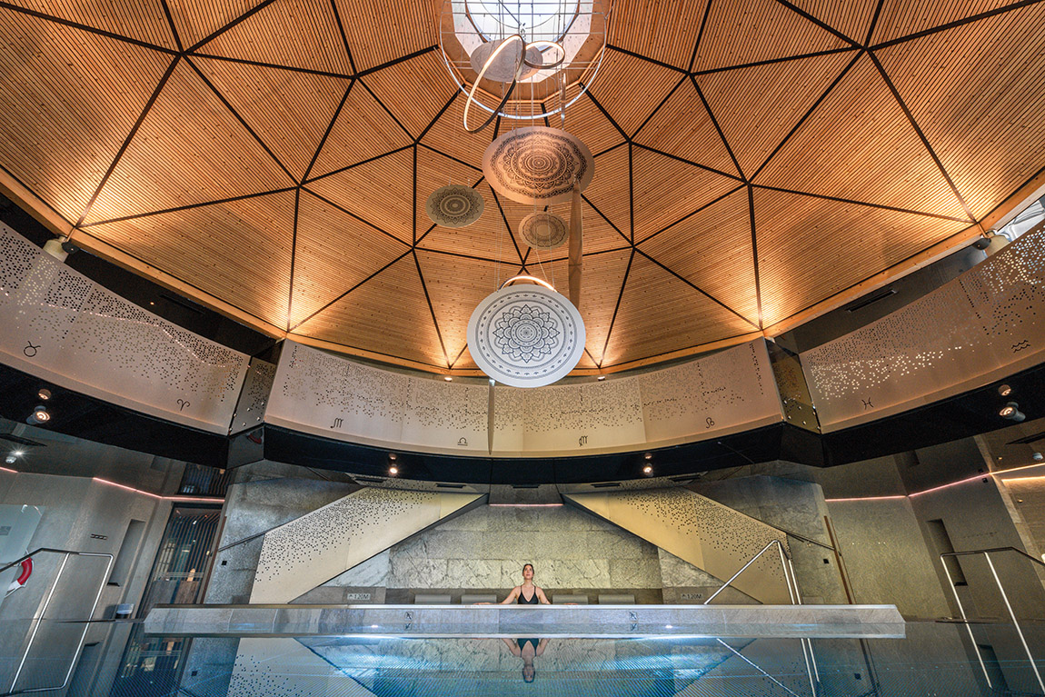 Sun bath. Photo: Mountain Resort Feuerberg, Nicho de Biasi | Mountain Resort Feuerberg: Vom Himmel berührt: Wellnessoase in den Bergen