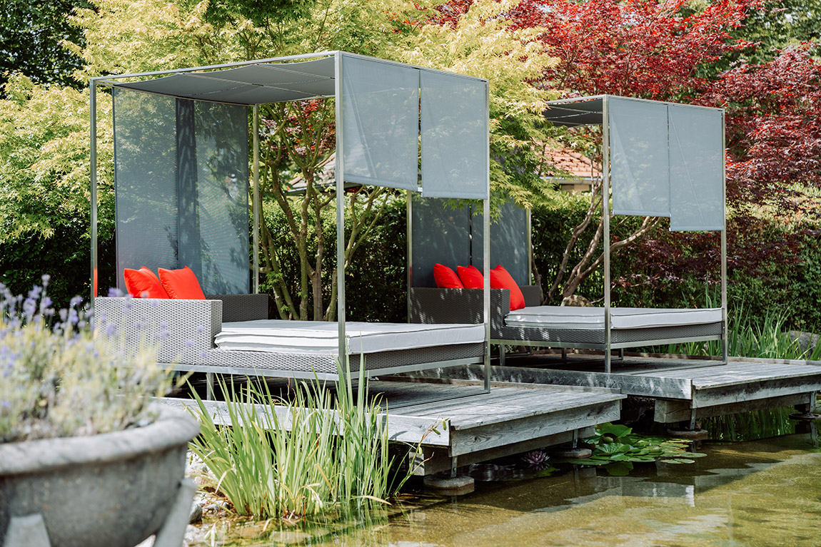 Liegebereiche im Wellness- und Aquagarten. | Bodenmaiser Hof: A wellness retreat for a fresh breath of air