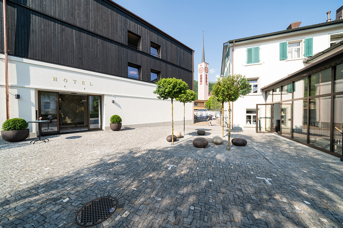 Links Hotel – rechts Restaurant. Foto: Roland Lichtensteiger | Gasthaus Traube: Discover Werdenberg… and linger at the Traube