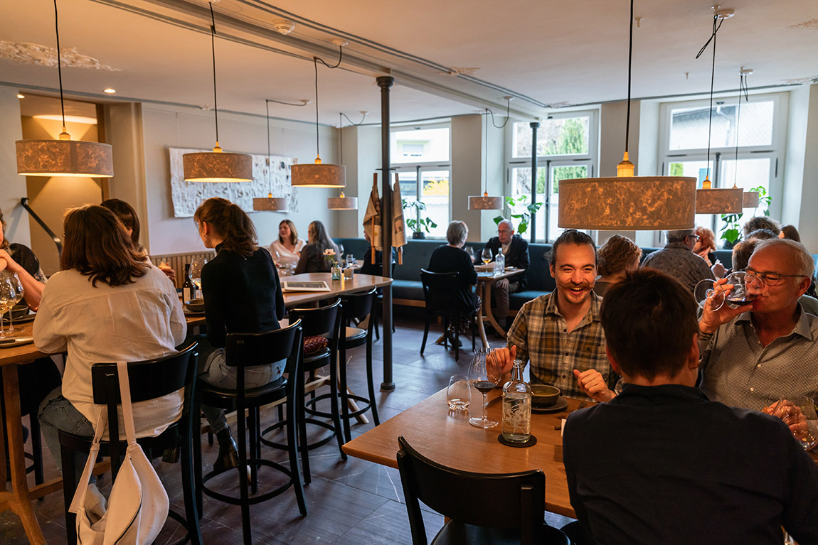 Die Beiz. Hier, wo einst Bier gebraut wurde, treffen sich Gäste und Freunde an massiven Eichentischen mit Hunger, Durst und Lust auf gute Gespräche. Foto: Roland Lichtensteiger | Gasthaus Traube: Discover Werdenberg… and linger at the Traube