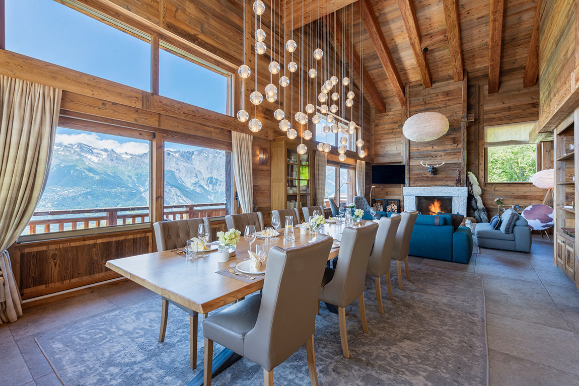 Wohnzimmer. Foto: Yves Garneau | Chalet V: A sanctuary of comfort and luxury