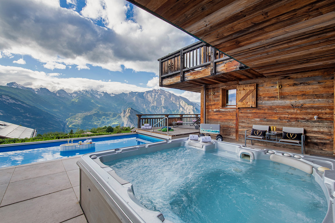 Pool und Whirlpool. Foto: Yves Garneau | Chalet V: A sanctuary of comfort and luxury