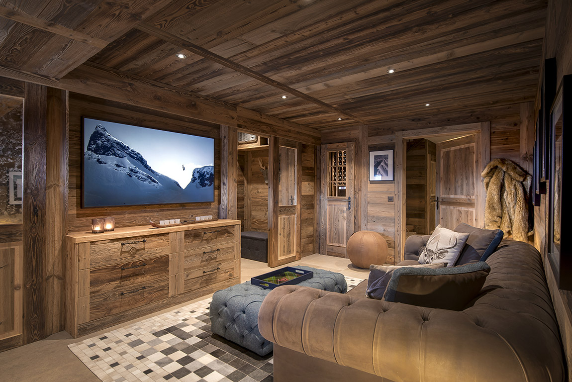 TV Room. Foto: Flavio Ricci | Chalet V: A sanctuary of comfort and luxury