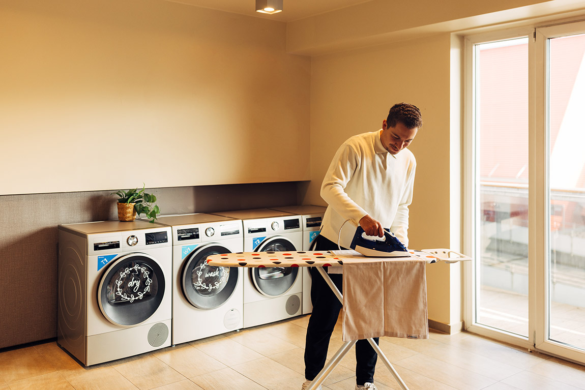 Praktischer service point in allen Hotels:
Waschen, Bügeln, Snacks. | harry's home: Your stay, your way