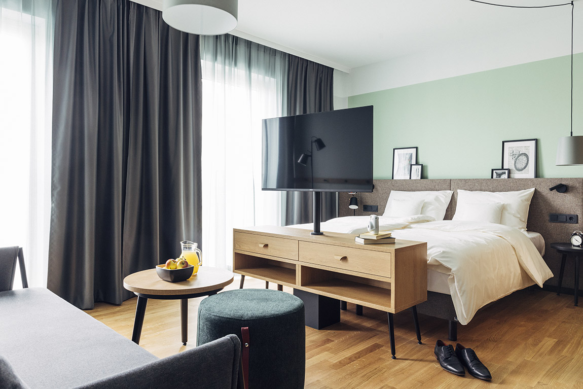 Moderne Zimmer mit praktischen Details. | harry's home: Your stay, your way