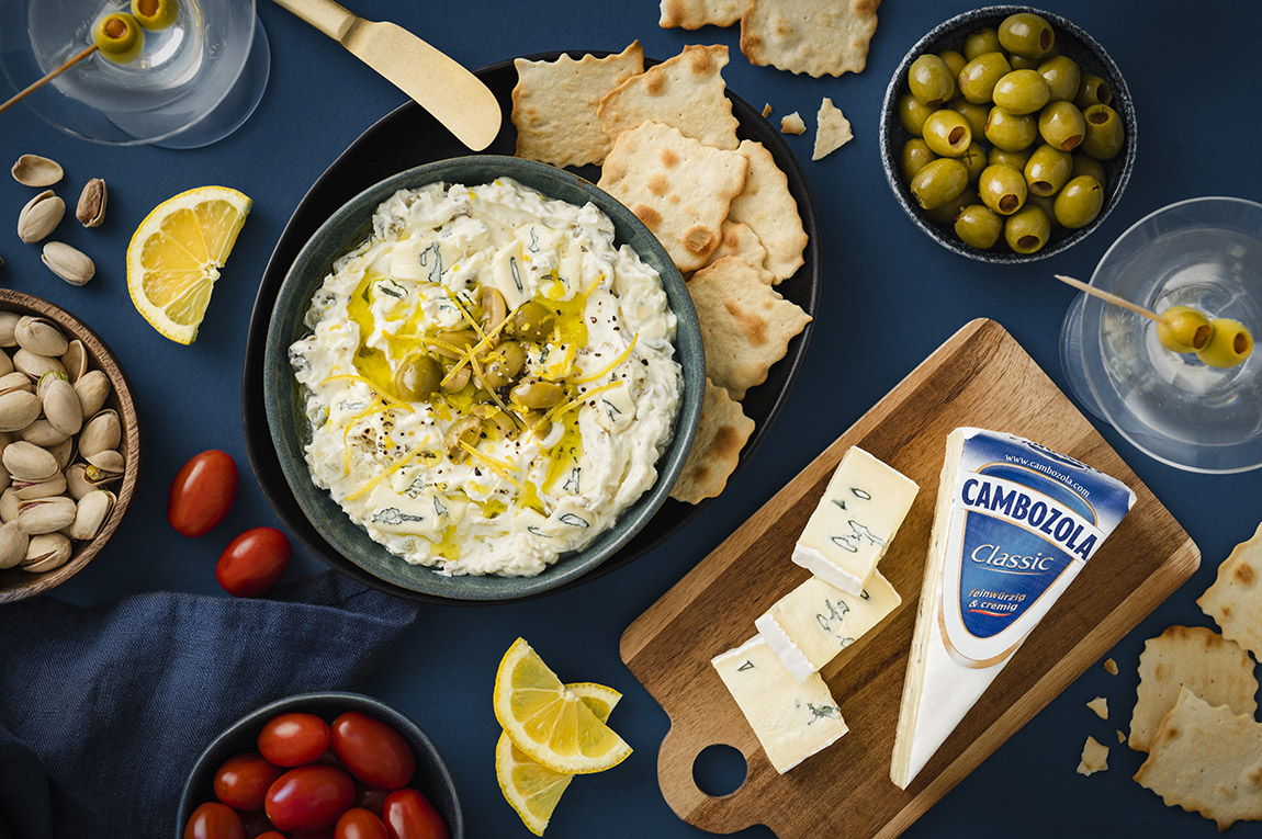 Dirty Martini Dip mit CAMBOZOLA. | CAMBOZOLA: Where the refined zest of blue mold caresses wonderful creaminess