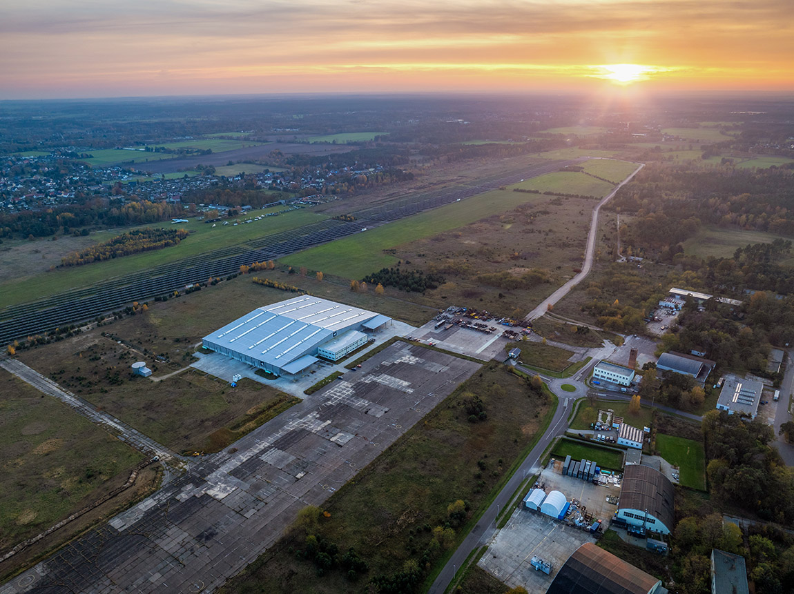 Lausitz Science Park mit Solarfeld und HepCo-Halle des Deutschen Zentrums für Luft- und Raumfahrt. Foto: Tommi Matz | BTU Cottbus-Senftenberg: International, innovative and a key player in the structural transformation in Lusatia
