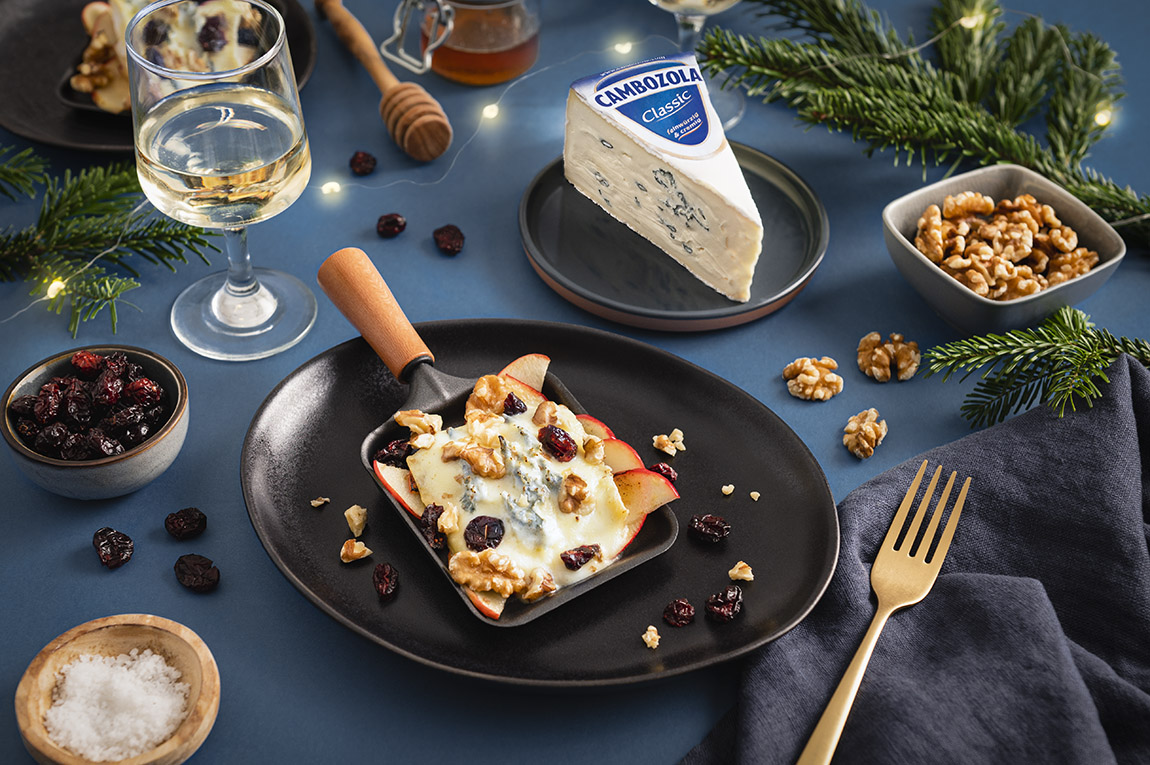 CAMBOZOLA Apfel Raclette. | CAMBOZOLA: Where the refined zest of blue mold caresses wonderful creaminess