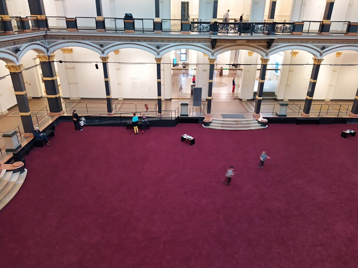 Free play at the museum. | Cornelia Brelowski: Museum, interrupted – Of purple carpets and red flags