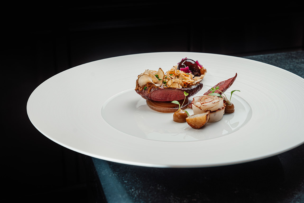 Bresse pigeon – breast and leg with Jerusalem artichoke and Höri onions. | Star-studded moments at Kaisersaal