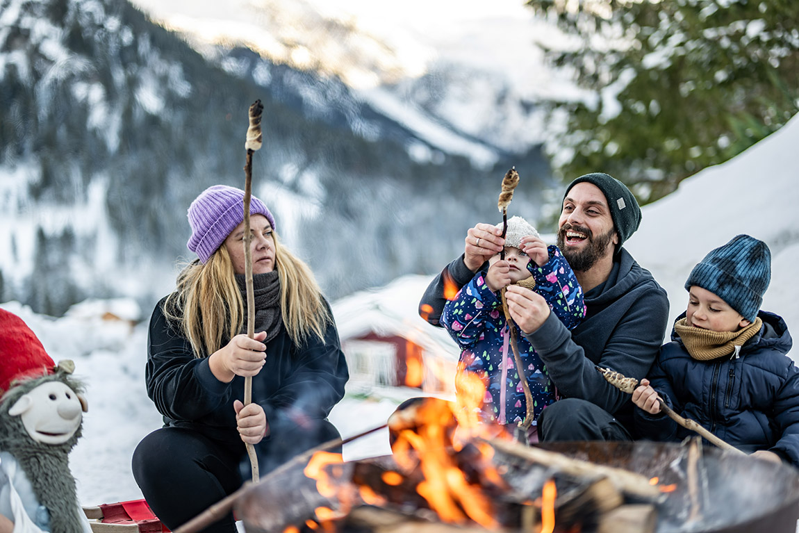 Stockbrot im Schnee.  | Der Kleinwalsertaler Rosenhof – Ein Ort zum Heimkommen und Wohlfühlen