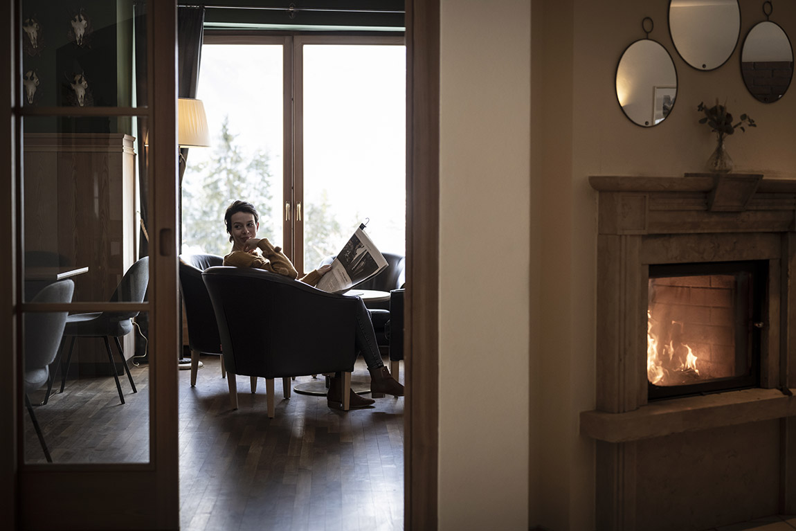 A fire is always burning in the cosy lounge. | Gnollhof: A winter retreat with a fairy tale view
