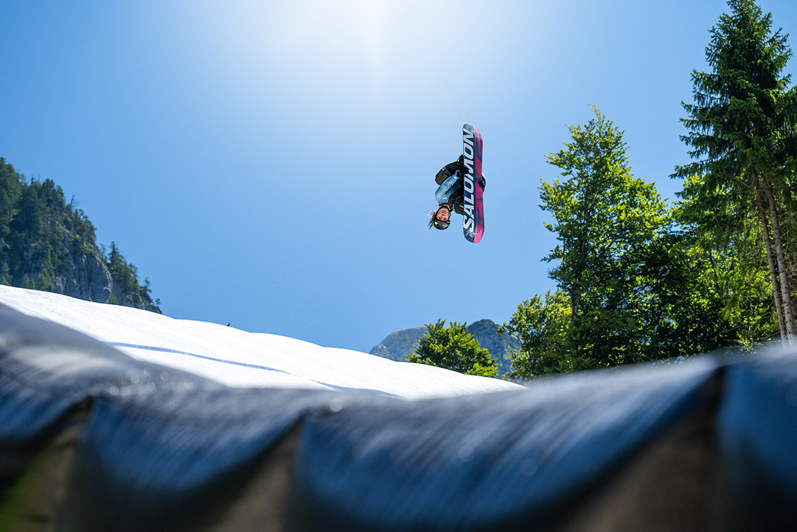 Annika Morgan beim Sommertraining auf der Landing-Bag-Anlage. | KIA EV6: Bewegung, die inspiriert