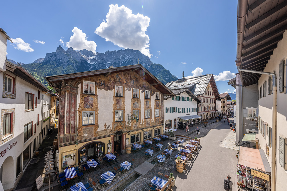 Obermarkt Fußgängerzone, Mittenwald. Foto: Wolfgang Ehn | Alpenwelt Karwendel – Unforgettable mountain moments