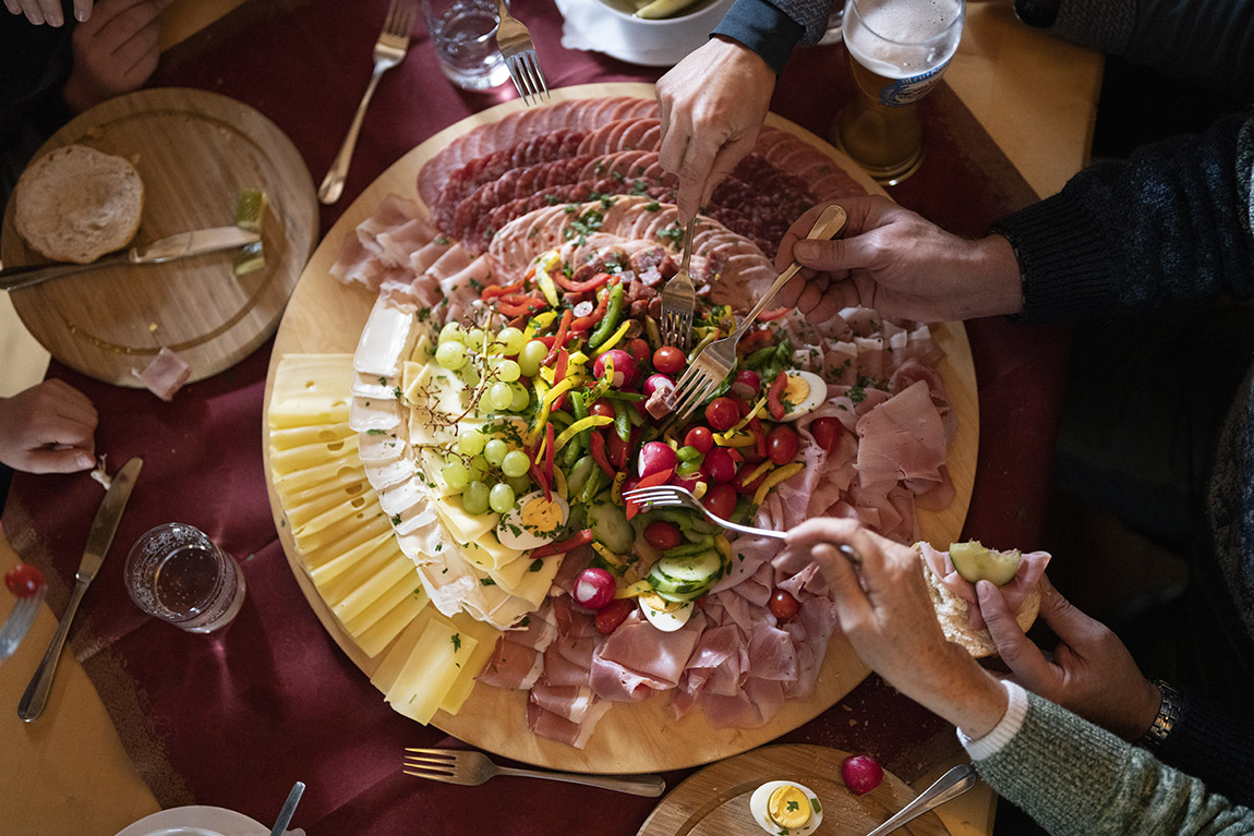 A hearty platter with cheese and cold cuts at the mountain hut. Photo: kreativ-instinkt.de
