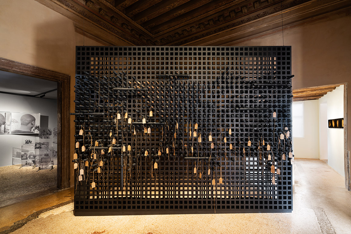 Ndidi Dike, Blackhood A Living Archive, 2024, Installationsansicht, Nigeria Imaginary, Pavillon Nigerian Pavillion, La Biennale di Venezia. Foto: Marco Capelleti Studio. | Independent, progressive, relevant: the Vienna Secession