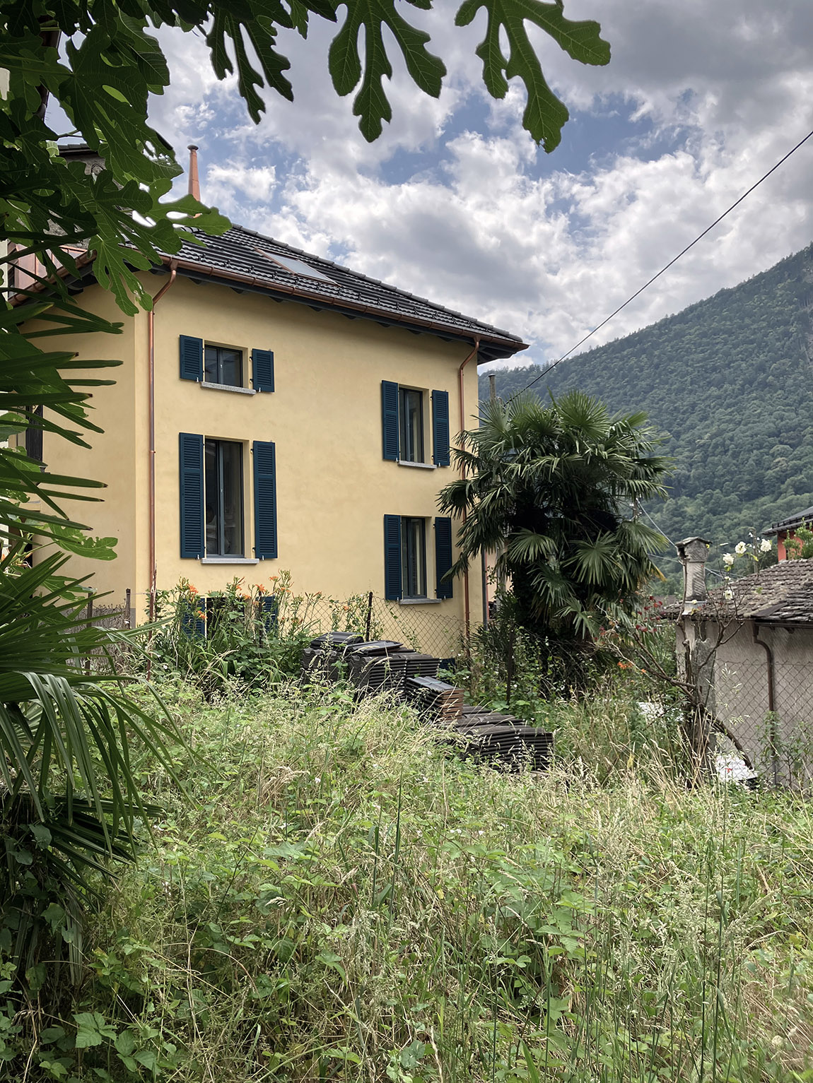 Revitalisierung und Transformation: Die wiederhergestellte Fassade nach Abbruch eines 70er-Jahre Anbaus. | STUDIO MHA – Reinterpreting the existing