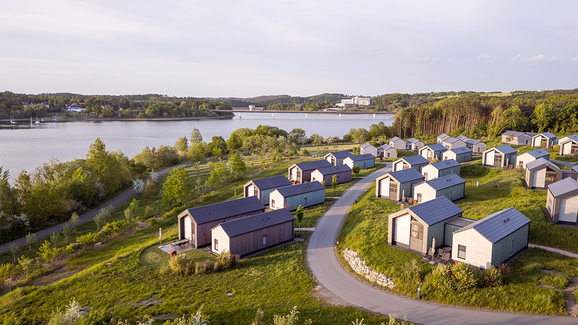 Bio-Seehotel Chalets. Foto: Kenny Pool  | Bio-Seehotel Zeulenroda: Sustainability meets hospitality in the heart of Thuringia