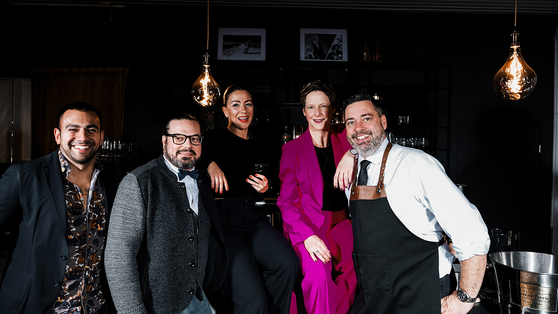 The ‘goodlife clan’ in their pop-up bar ‘goodlife on the rocks’. | Katherina Wagner – The architecture of presence