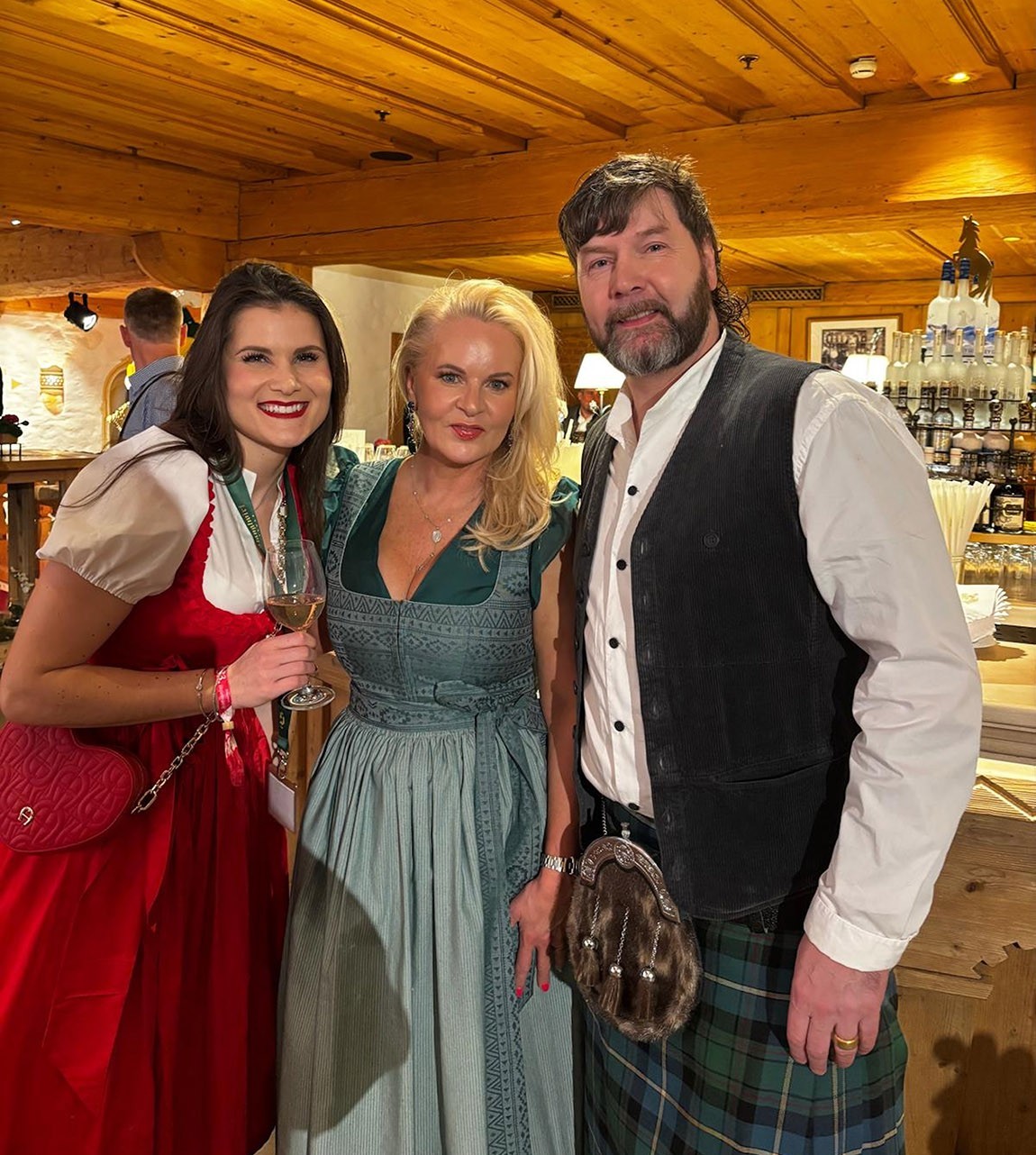 Franziska Hofmann, Phoebe Rocchi (mitte) und Rea Garvey bei der legendären Weißwurst Party im Stanglwirt 2026. Foto: privat | Einflussreich, schlagkräftig und seit 20 Jahren ganz vorne: PR-Expertin Phoebe Rocchi