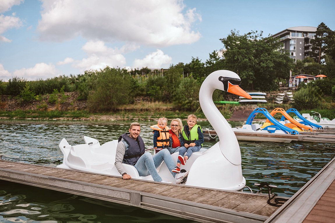 Tretbootfahren auf dem Zeulenrodaer Meer. Foto: Kenny Pool | Bio-Seehotel Zeulenroda: Sustainability meets hospitality in the heart of Thuringia
