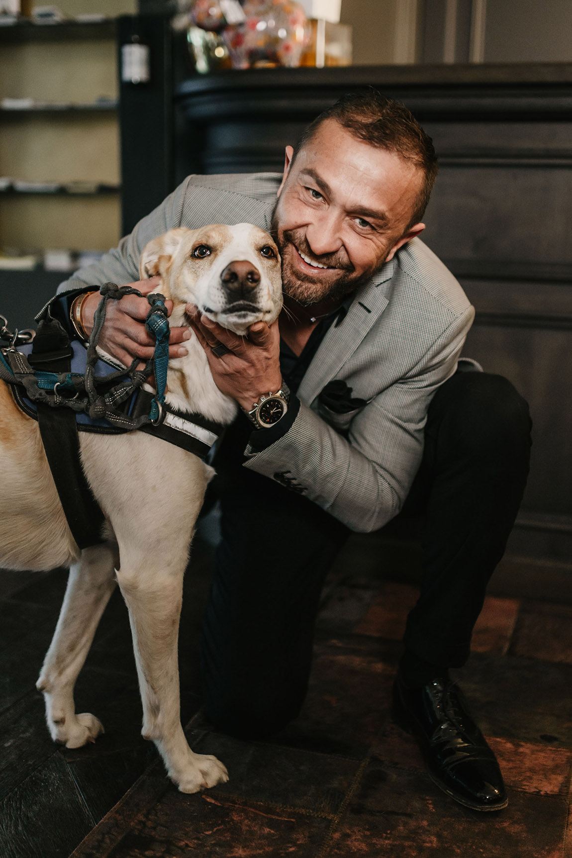 Markus Hofer und Snowy. | Alpin Garden Luxury Maison & SPA: A golden jewel in the heart of the Dolomites